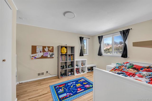 34 Roxbury Road, Port Washington, NY 11050