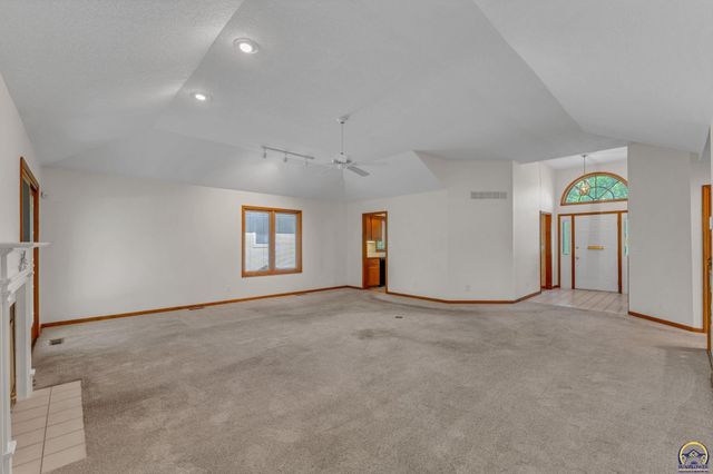 5973 SW 31st St, Topeka, KS 66614