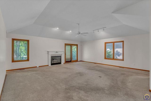 5973 SW 31st St, Topeka, KS 66614