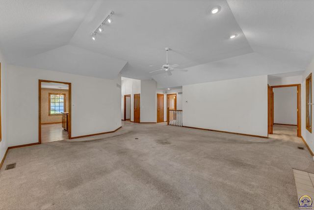 5973 SW 31st St, Topeka, KS 66614