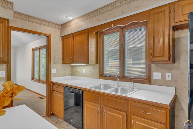 5973 SW 31st St, Topeka, KS 66614