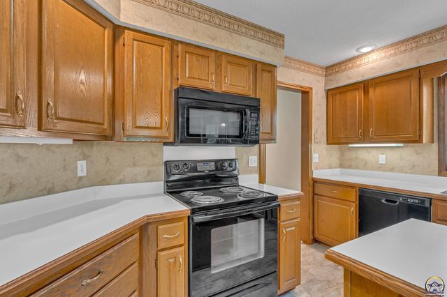 5973 SW 31st St, Topeka, KS 66614