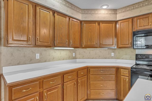 5973 SW 31st St, Topeka, KS 66614