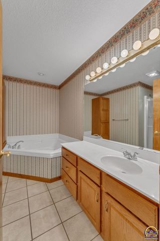 5973 SW 31st St, Topeka, KS 66614