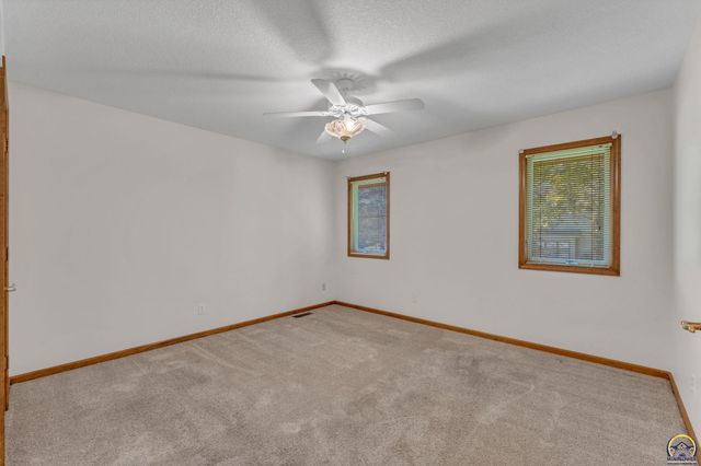 5973 SW 31st St, Topeka, KS 66614