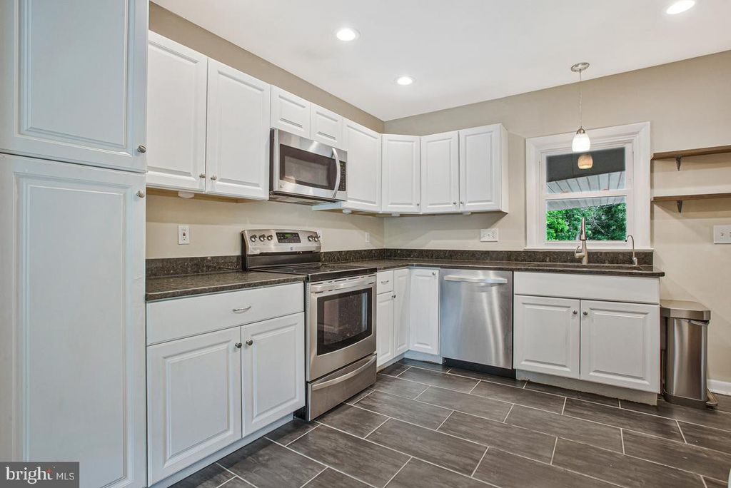 Image 13 of property listing at 976 SHORE ACRES RD, Arnold, MD 21012