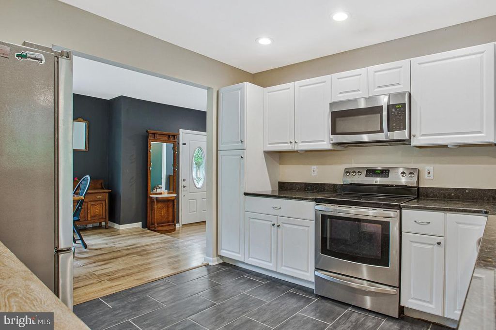 Image 14 of property listing at 976 SHORE ACRES RD, Arnold, MD 21012
