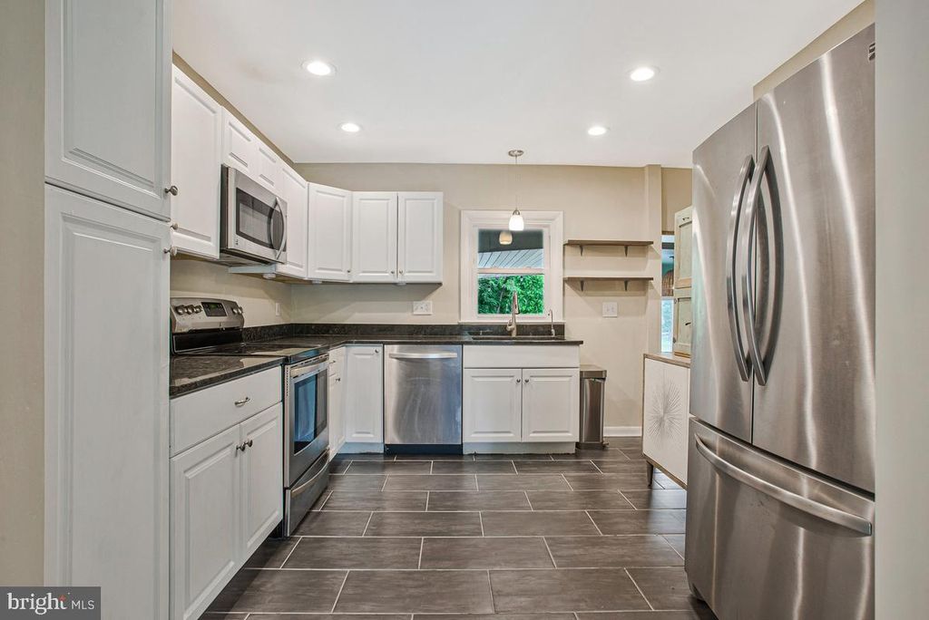 Image 15 of property listing at 976 SHORE ACRES RD, Arnold, MD 21012