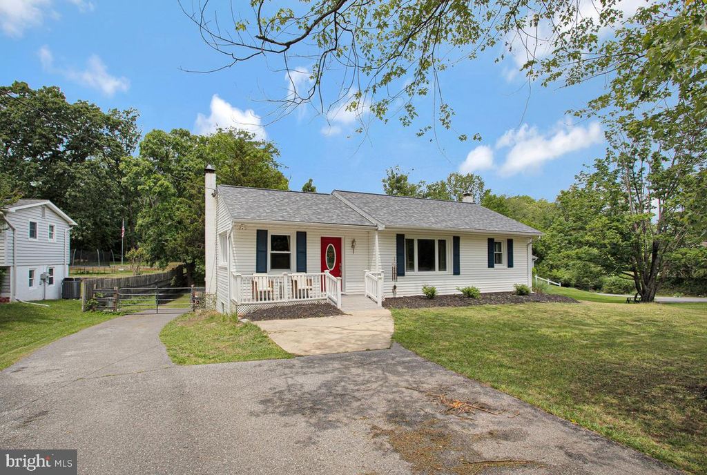 Image 4 of property listing at 976 SHORE ACRES RD, Arnold, MD 21012