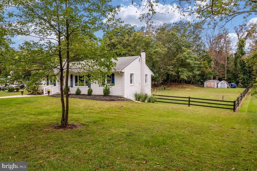 Image 5 of property listing at 976 SHORE ACRES RD, Arnold, MD 21012