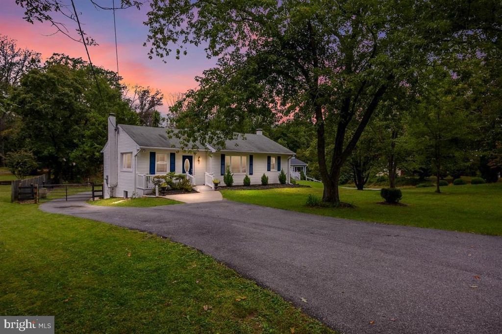 Image 6 of property listing at 976 SHORE ACRES RD, Arnold, MD 21012