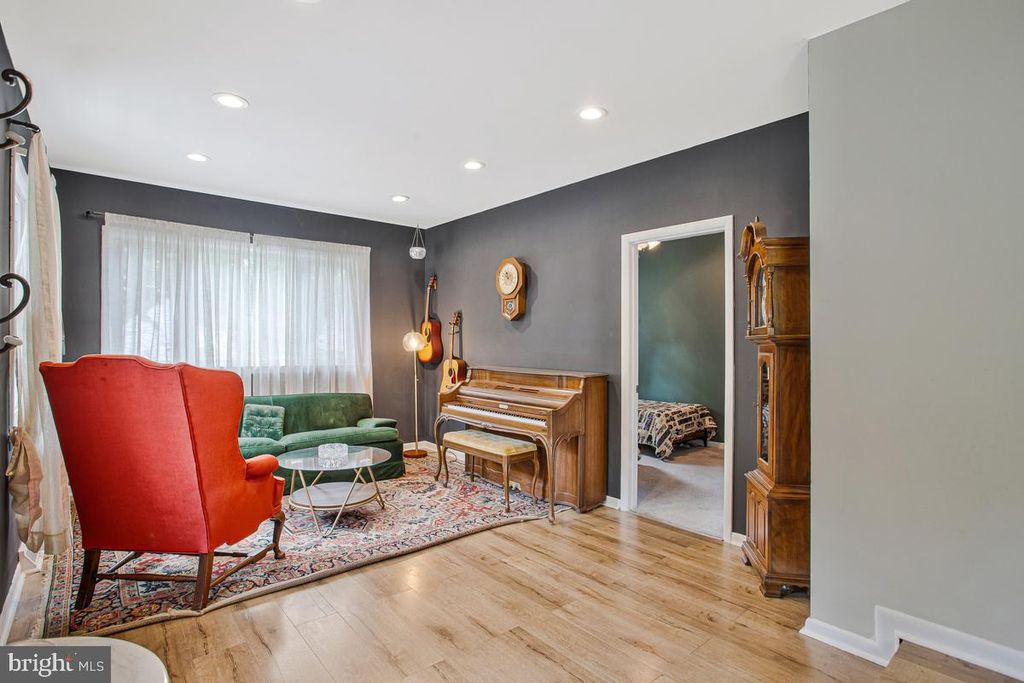 Image 10 of property listing at 976 SHORE ACRES RD, Arnold, MD 21012