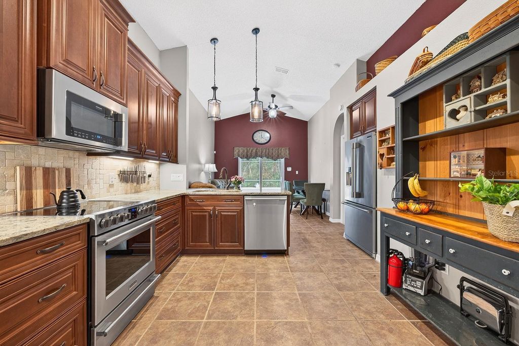 Image 5 of property listing at 10223 DEAN POINT PLACE, Orlando, FL 32825