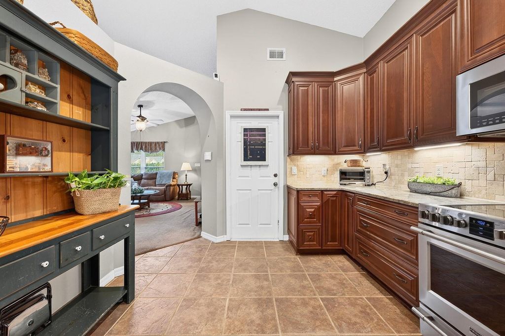 Image 6 of property listing at 10223 DEAN POINT PLACE, Orlando, FL 32825