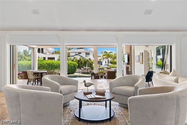 2201 Beacon LN, Naples, FL 34103