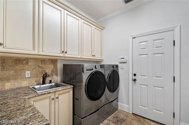 2201 Beacon LN, Naples, FL 34103