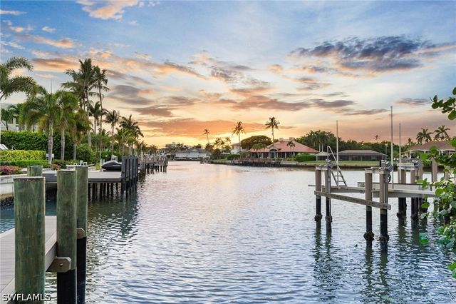 2201 Beacon LN, Naples, FL 34103