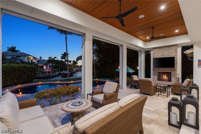 2201 Beacon LN, Naples, FL 34103