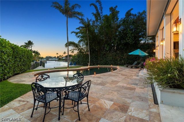 2201 Beacon LN, Naples, FL 34103