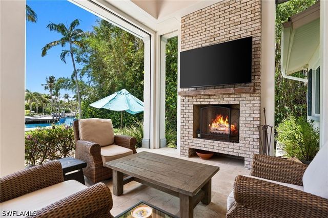 2201 Beacon LN, Naples, FL 34103
