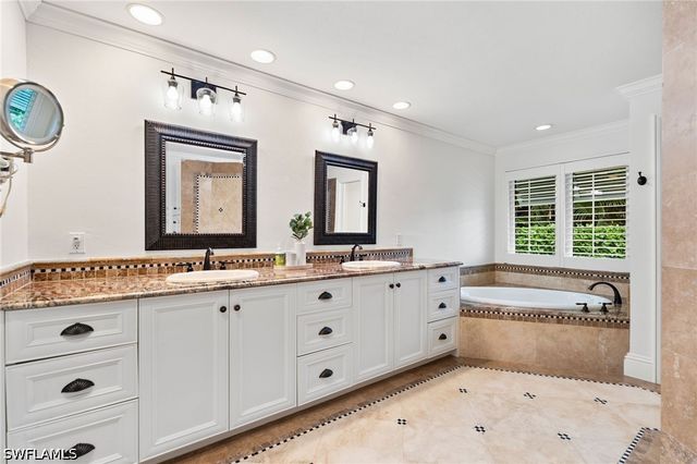 2201 Beacon LN, Naples, FL 34103