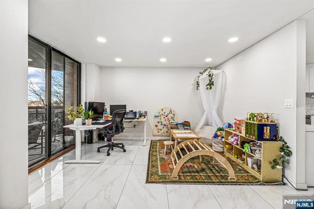 427 Harmon Cove Tower, Secaucus, NJ 07094