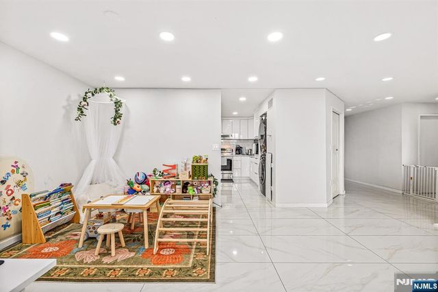 427 Harmon Cove Tower, Secaucus, NJ 07094