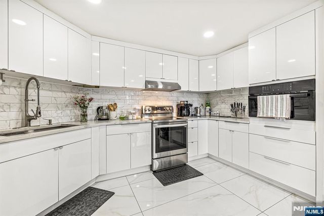 427 Harmon Cove Tower, Secaucus, NJ 07094