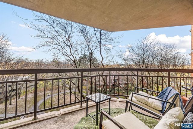 427 Harmon Cove Tower, Secaucus, NJ 07094