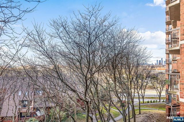 427 Harmon Cove Tower, Secaucus, NJ 07094