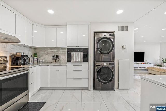 427 Harmon Cove Tower, Secaucus, NJ 07094