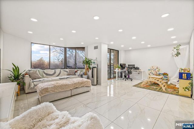 427 Harmon Cove Tower, Secaucus, NJ 07094