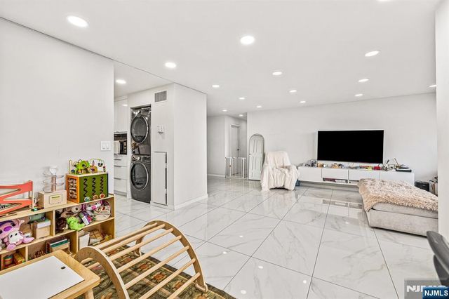 427 Harmon Cove Tower, Secaucus, NJ 07094