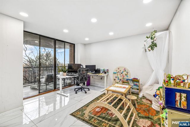 427 Harmon Cove Tower, Secaucus, NJ 07094