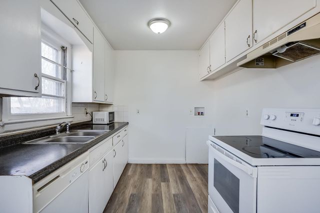 208 S Stearns, Haysville, KS 67060