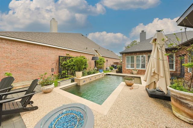 63 N Crescendo Path Place, Shenandoah, TX 77381