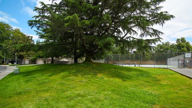 1208 Rose Tree Way, Sacramento, CA 95831