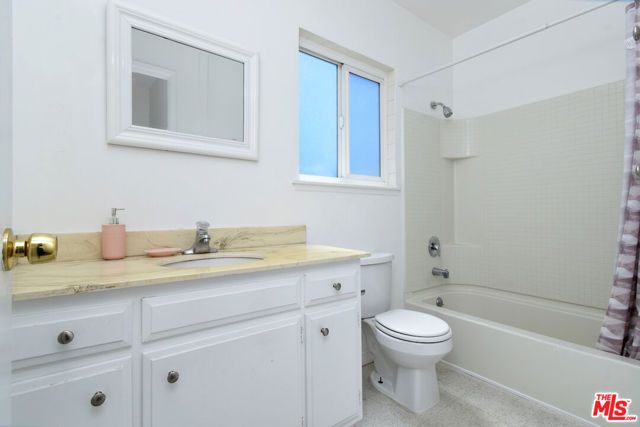 9301 Darby Avenue, Northridge (los Angeles), CA 91325
