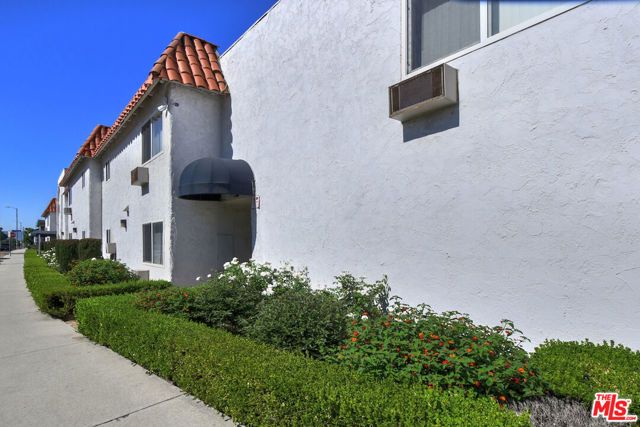 9301 Darby Avenue, Northridge (los Angeles), CA 91325