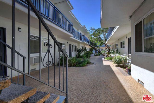9301 Darby Avenue, Northridge (los Angeles), CA 91325