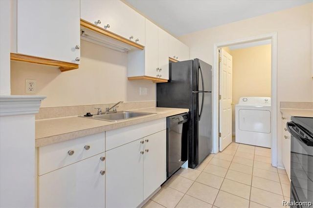 5452 Pine Aires Drive, Sterling Heights, MI 48314