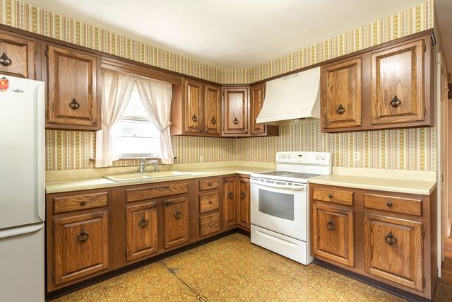 4 Merton St, Somerset, MA 02726