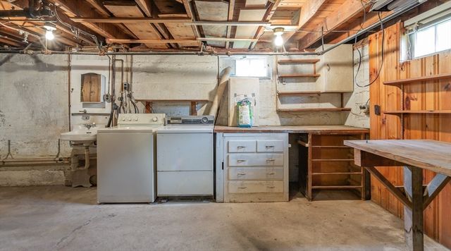 4 Merton St, Somerset, MA 02726