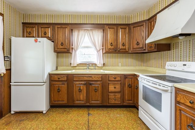 4 Merton St, Somerset, MA 02726