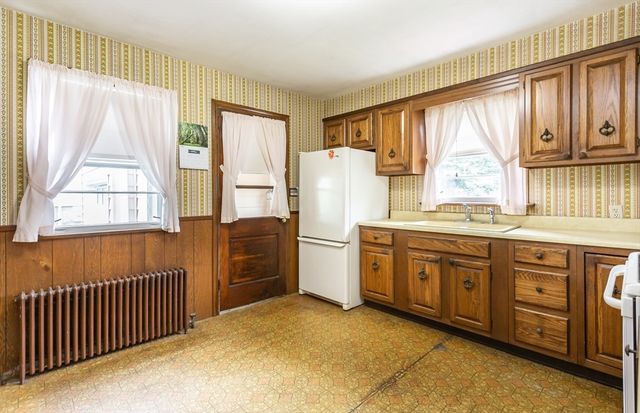 4 Merton St, Somerset, MA 02726
