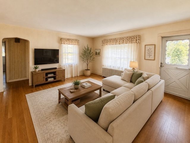 4 Merton St, Somerset, MA 02726