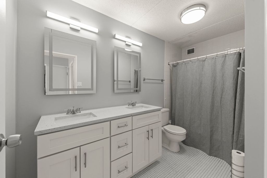 Image 14 of property listing at 2005 S Finley Road 1012, Lombard, IL 60148