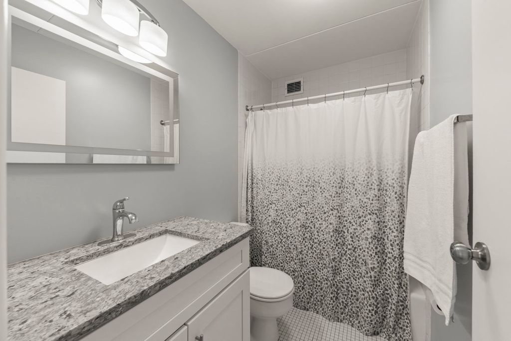 Image 17 of property listing at 2005 S Finley Road 1012, Lombard, IL 60148