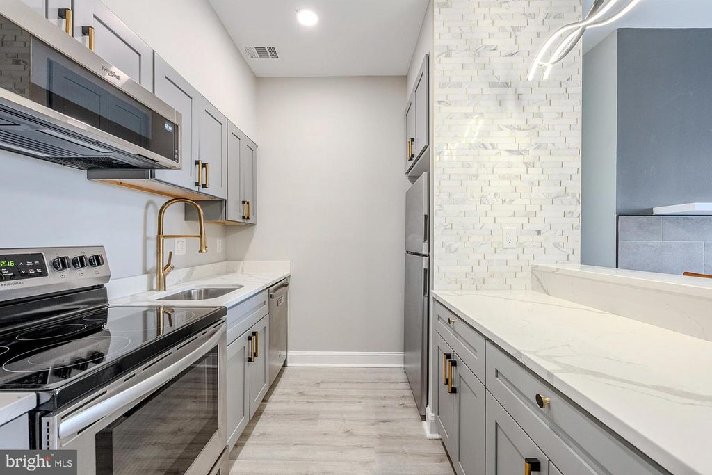 Image 17 of property listing at 103 W CONWAY ST #R 52, Baltimore, MD 21201