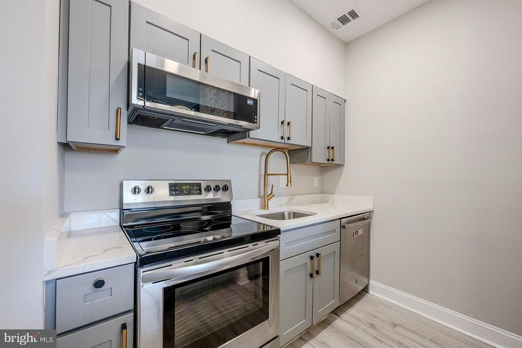 Image 18 of property listing at 103 W CONWAY ST #R 52, Baltimore, MD 21201
